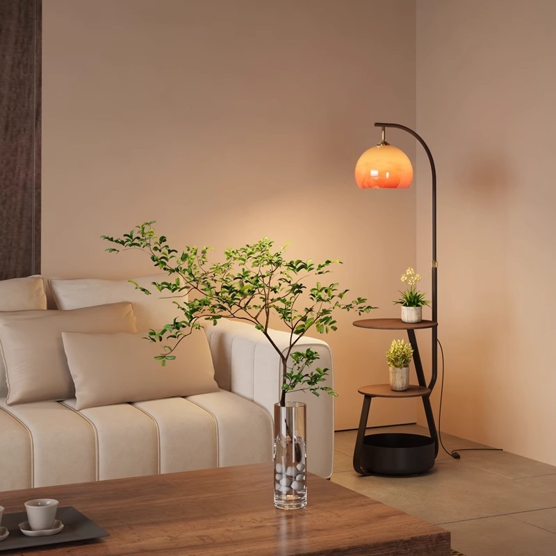 Lampa podłogowa, antyczny stol – Coffee & Tea Phúc Long recenzja i cena