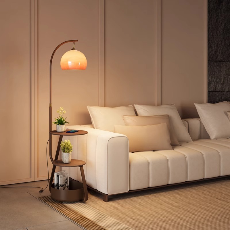Lampa podłogowa, antyczny stol – Coffee & Tea Phúc Long recenzja i cena